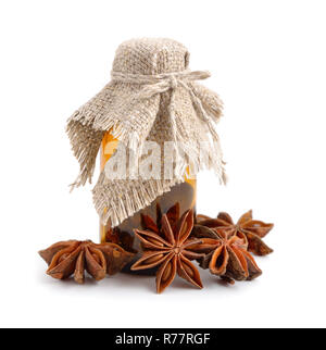 Anis et bouteille pharmaceutique avec un couvercle. Isolé sur fond whitw. Banque D'Images