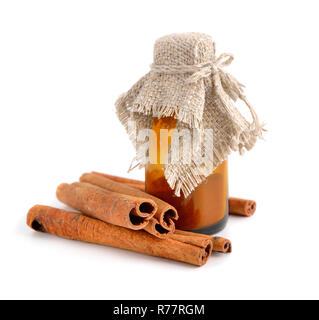 Écorce de cannelle et de bouteille pharmaceutique. Isolé sur fond whitw. Banque D'Images