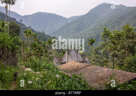 Tropical avec une église dans Nongriat village en état de Meghalaya, en Inde Banque D'Images