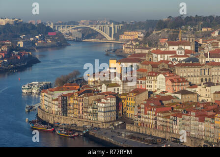 Vieille ville de Porto vue à partir de la ponte Dom Luiz pont à surise, Portugal Banque D'Images