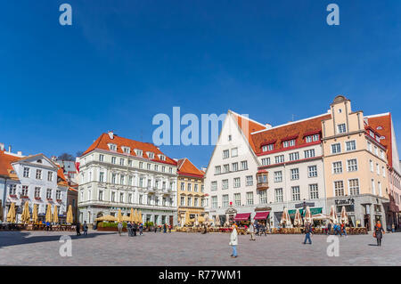 Place Raekoja square dans le centre de Tallinn, Estonie Banque D'Images