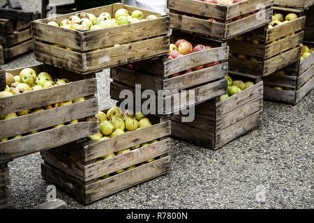 Les pommes dans des boîtes en bois, détail de fruits frais, de l'alimentation et la santé Banque D'Images