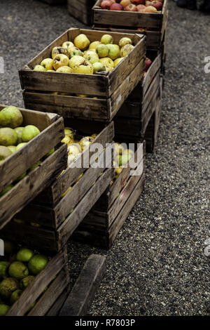 Les pommes dans des boîtes en bois, détail de fruits frais, de l'alimentation et la santé Banque D'Images