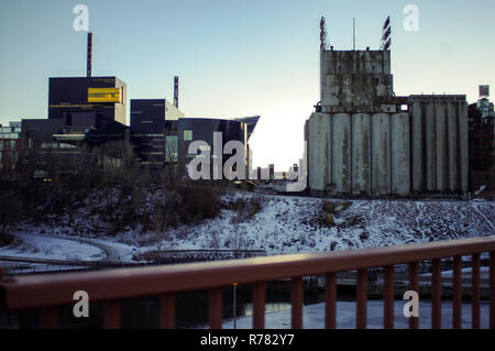 Le Guthrie Theater et le Musée de la ville de moulin prises côte à côte. Banque D'Images