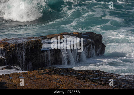 Vagues se brisant sur les roches à Hermanus, Le Cap, Afrique du Sud. Banque D'Images