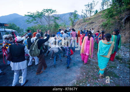 Les Indiens faisant une comemoration heureux d'un mariage à la route sur le petit village Adhora sur le Nandhour Kumaon Hills, vallée, Uttarakhand, Inde Banque D'Images