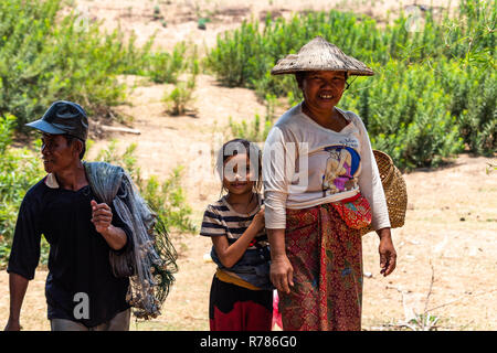 Don Daeng, Laos - 27 Avril 2018 : famille locale provenant de la pêche dans la rivière du Mékong Banque D'Images