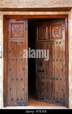 Ouvrir les portes en bois clouté Banque D'Images