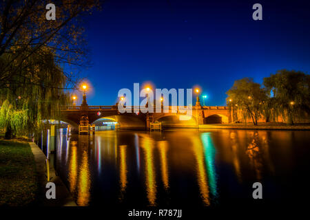 Le Nightshot Moltke pont sur la Spree à Berlin Allemagne Banque D'Images