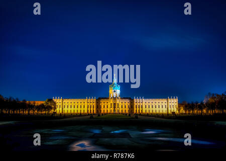 Le Nightshot de Schloss Charlottenburg palace à Berlin Allemagne Banque D'Images