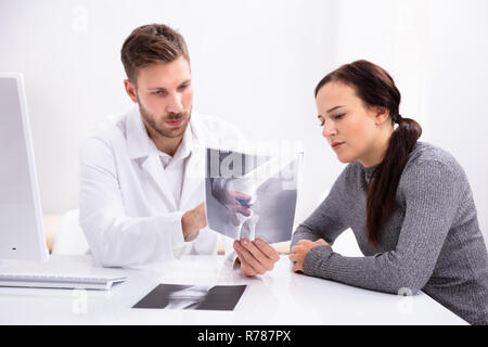 Médecin d'avoir une discussion avec le patient d'environ GENOU X-ray Banque D'Images