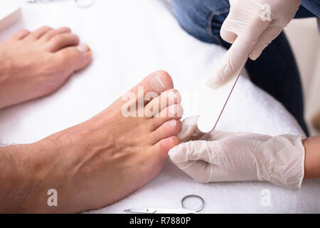 La beauté de l'homme de remplissage à Salon de l'ONGLE Banque D'Images