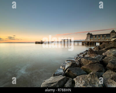 Penarth Pier du rivage des rochers à marée haute. Banque D'Images