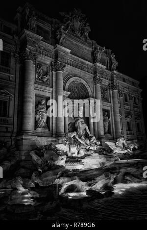 Belle fontaine de Trevi dans la nuit, l'océan avec Dieu et tritons statues, achevée au xviiie siècle dans le centre historique de Rome (noir et blanc) Banque D'Images