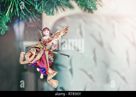 De belles décorations de Noël sous la forme d'un ange accroché à l'arbre de Noël. Décoration de la maison pour Noël. Banque D'Images