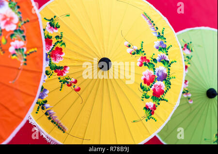 Papier Oriental de parasols de différentes couleurs. Banque D'Images