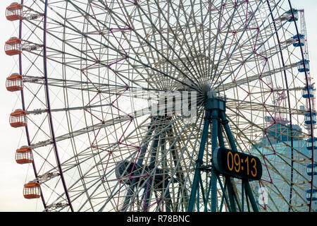 Yokohama, Kanagawa / Japon - le 3 décembre 2018 : Yokohama Cosmo Clock 21 grande roue close up zoom à port Minato Mirai Banque D'Images