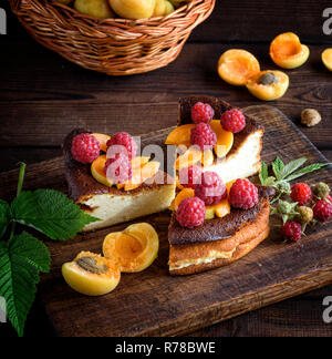 Morceaux de Tarte au fromage cottage avec des fraises et d'abricots Banque D'Images