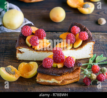 Morceaux de Tarte au fromage cottage avec des fraises et d'abricots Banque D'Images