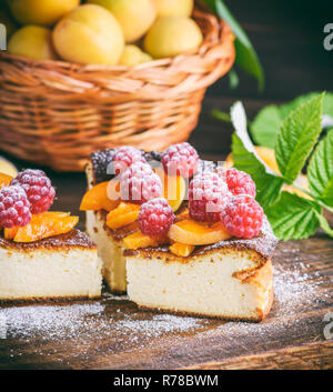 Morceaux de Tarte au fromage cottage avec des fraises et d'abricots Banque D'Images