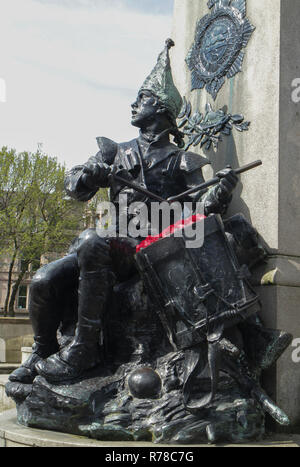 Statue en bronze d'un Drummer Boy sur un monument à la King's Liverpool Regiment à St.John's Gardens, Liverpool Banque D'Images