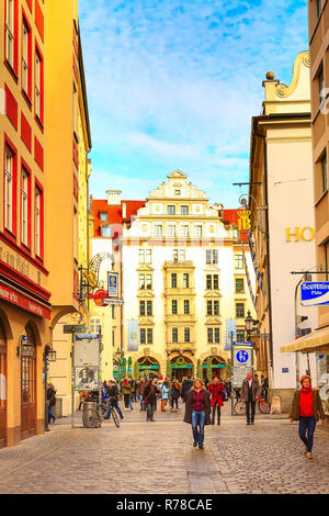 Munich, Allemagne - le 26 décembre 2016 : le centre-ville de Street View avec des gens à Munich Banque D'Images