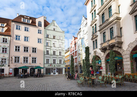 Munich, Allemagne - le 26 décembre 2016 : le centre-ville de Street View avec café, restaurant et maisons bavarois colorés Banque D'Images