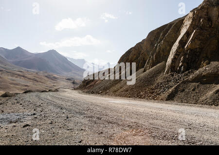 Paysage désertique de la région de col Ak-Baital avec road dans les montagnes du Pamir au Tadjikistan Banque D'Images