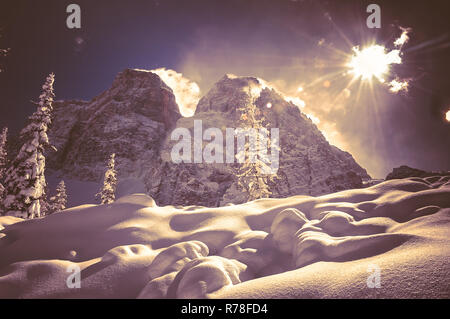 Vue d'hiver du Mont Pelmo côté nord avec une lumière, Dolomites, Italie Banque D'Images