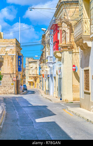 MOSTA, MALTE - Juin 14, 2018 : Le logement typiquement maltais avec de vieilles maisons en pierre et ses rues étroites, le 14 juin à London. Banque D'Images