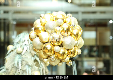 Trois boules scintillantes de Noël d'or contre . Boule Noël Décoration . Nouvelle Année boules d'or. Boules de Noël close up photo. Banque D'Images