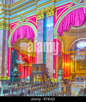 MDINA, MALTE - Juin 14, 2018 : Les arcades entre nef et bas-côtés décorés de pilastres de marbre et des rideaux pourpres, le 14 juin à Mdina. Banque D'Images