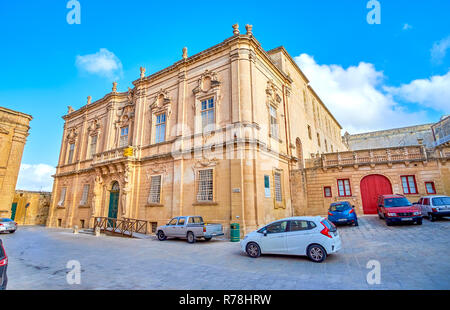 MDINA, MALTE - Juin 14, 2018 : Le beau bâtiment en pierre de cathédrale musée avec des décorations sculptées et d'Atlas sur les côtés de la porte d'entrée, sur Banque D'Images