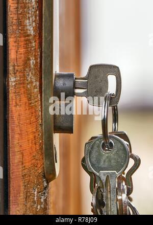 Ouvrir porte du jardin avec clé Banque D'Images