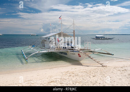 Bangca, pirogue Philippine traditionnelle, l'île de Malapascua, Bohol, Philippines Mer Banque D'Images