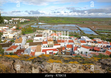 Le village de Castro Marim vue du château et avec l'entreprise Sapal réserve naturelle dans l'arrière-plan, Castro Marim, Algarve, Portugal Banque D'Images