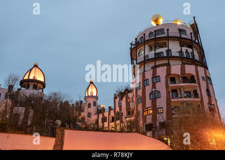 Magdeburg, Allemagne - 6 décembre 2018 : Vue de la Hundertwasserhaus à Magdebourg au moment de Noël, de l'Allemagne. Banque D'Images