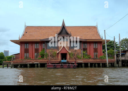 Vieille maison de bois sur pilotis dans un style thaï traditionnel sur la rivière Chao Phraya, Bangkok, Thaïlande Banque D'Images