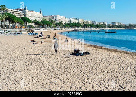 La plage de Cannes en hiver et de La Croisette, Cannes, Côte d'Azur, Var, Provence-Alpes-Côte d'Azur, France Banque D'Images