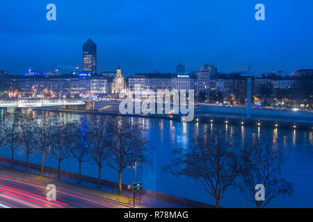 Vue sur Lyon, le Rhône et la Tour Part-Dieu, aussi Tour Crayon, de nuit, Lyon, Rhône-Alpes, France Banque D'Images