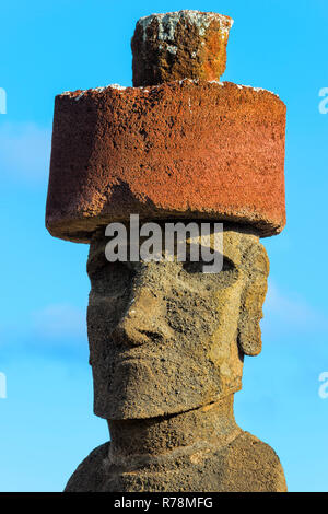 L'ahu Moai Nao-Nao portant un chapeau rouge, Anakena, UNESCO World Heritage Site, parc national de Rapa Nui, l'île de Pâques, Chili Banque D'Images