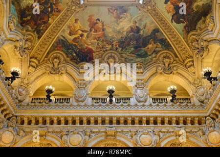 Le grand hall d'accueil avec des fresques, plafond orné de Paul Baudry, Opéra Garnier, Paris, France Banque D'Images