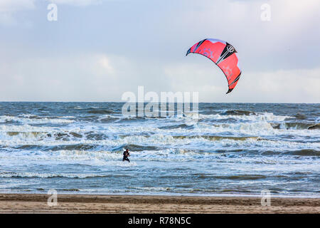 Plage de la mer du Nord, mer agitée pendant une tempête automne, kite surfer, De Haan, Flandre orientale, Belgique Banque D'Images