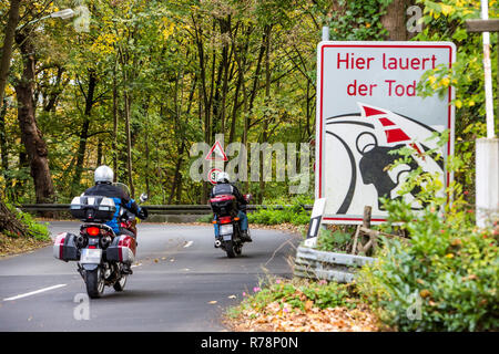 Le signe de danger pour les motards sur une route dans le sud de Cologne, Rhénanie du Nord-Westphalie, Allemagne Banque D'Images