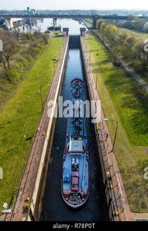 Cargo voiles dans la serrure, Meidrich Rhine-Herne reliant le canal pour le Rhin, le plus grand port intérieur, Ruhrort Banque D'Images