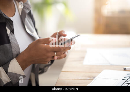 Close up of African American girl using smartphone Banque D'Images