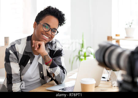 Smiling black femme millénaire à un milieu de tir Banque D'Images
