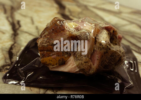 De poitrine fumé avec une couche de lard isolé sur fond blanc. Produits de viande Banque D'Images