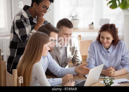 Divers employés brainstorm at laptop in office Banque D'Images