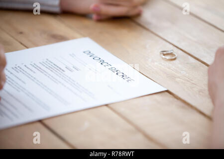 Close up of couple signer les papiers de divorce au bureau des avocats Banque D'Images